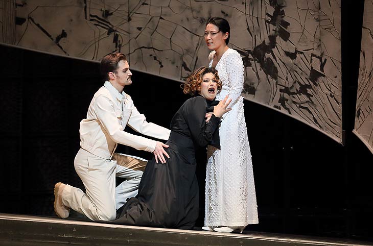 Gunnar Froetsch (Jeroen Kuipers, Luitenant), Florine Schnitzel (Margaretha Geertruida "Griet" Zelle),  Xiting Shan (Merbati, Tagesmutter  im Hause der MacLeods) ©Foto: Marie-Laure Briane